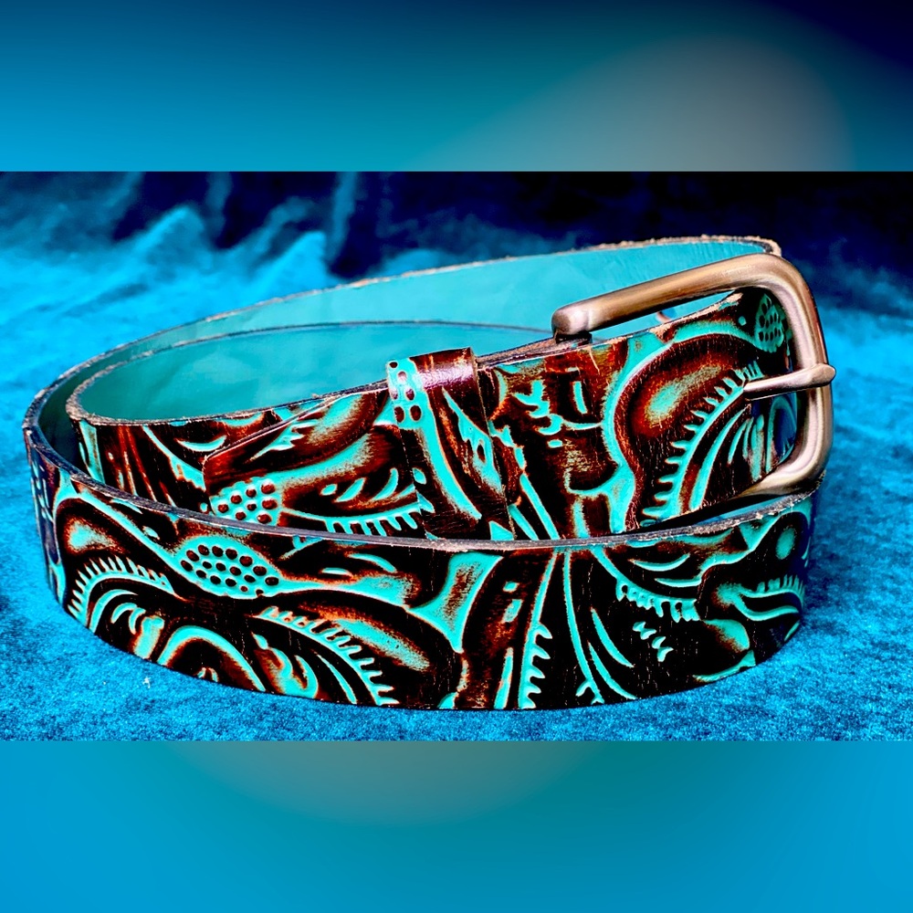 Patricia Nash Vietri small turquoise tooled leather belt.